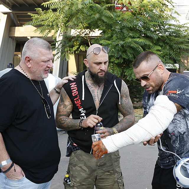 Karlos Vmola ukazuje zrannou ruku Ivo Rittigovi a Michalu Martnkovi.