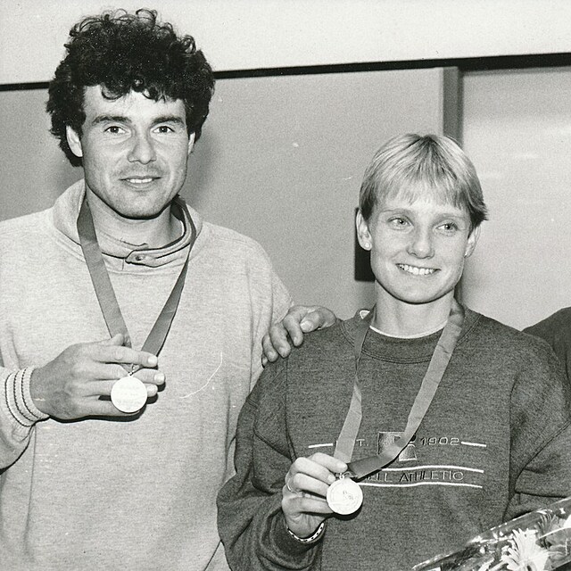 Ji Rohan (vlevo) pzuje s medail po boku kolegyn tpnky Hilgertov.