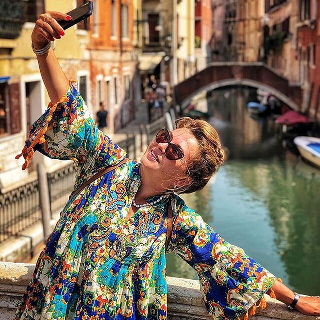 Dana si sv�j narozeninov� t�den u��v�.