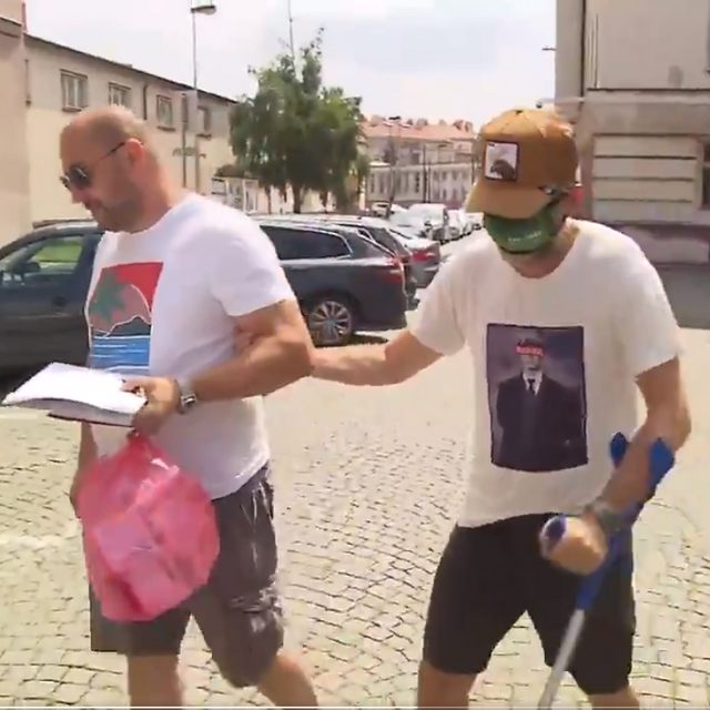 Roman Janouek nastupuje v doprovodu bodyguarda na Pankrc.