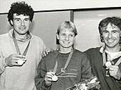 Jií Rohan (vlevo) pózuje s medailí po boku kolegyn tpánky Hilgertové.