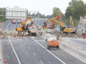 Kvli komplikacím silniái pi demolici mostu dálnice D11 u Prahy stála víc...