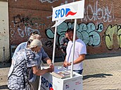Sympatizanti SPD u petiního stánku, kde se sbírají podpisy pro vystoupení z EU.