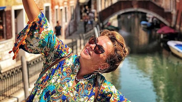 Dana si sv�j narozeninový týden u�ívá.