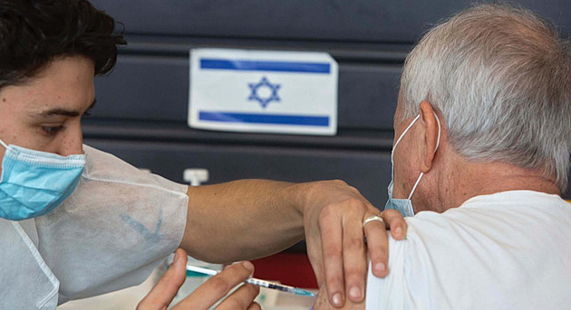 V Izraeli se rozjíždí očkování třetí dávkou vakcíny proti covidu.