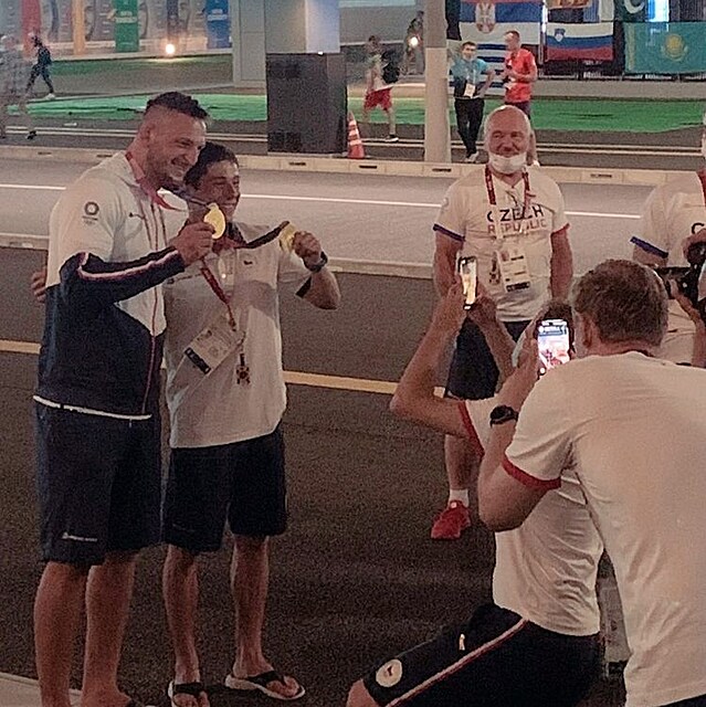 Luk Krplek a Ji Prskavec slav zlatou medaili v olympijsk vesnici.