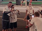 Luká Krpálek a Jií Prskavec slaví zlatou medaili v olympijské vesnici.
