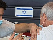 V Izraeli se rozjídí okování tetí dávkou vakcíny proti covidu.