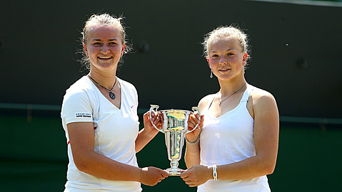 Kateina Siniaková a Barbora Krejíková v roce 2013 vyhrály juniorský Wimbledon.
