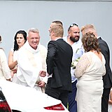 Zbigniew Czendlik se vítá se svatebčany.