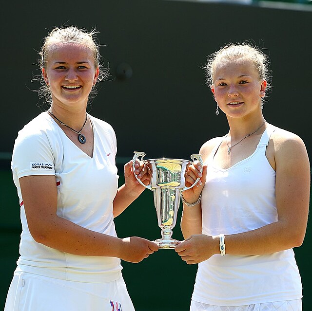Kateřina Siniaková a Barbora Krejčíková v roce 2013 vyhrály juniorský Wimbledon.
