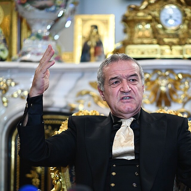 Gigi Becali je kontroverzn fotbalov boss. Jeho praktiky pipomnaj chovn...