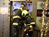 Dvee výtahu museli hasii otevít páidli.
