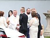 Zbigniew Czendlik se vítá se svatebany.