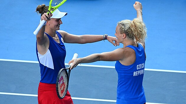 Kateina Siniaková a Barbora Krejíková slaví zlato.