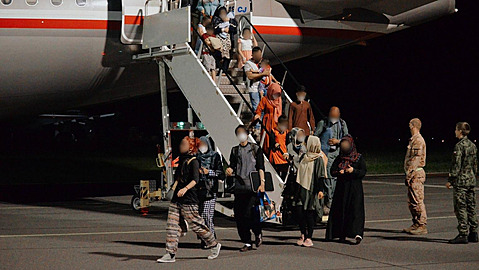 V Praze pistálo letadlo s afghánskýmu uprchlíky.