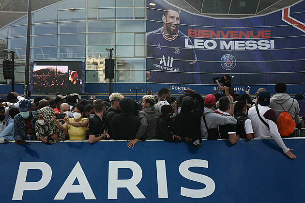 Fanouci PSG bouliv oslavují píchod Lionela Messiho.