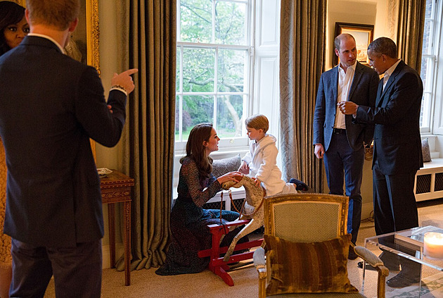 William s Kate představili Obamovým malého synka George. Tehdy s nimi byl i...