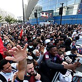 Plet Messiho do Pae sledovali fanouci PSG ped stadionem na velkoplon...