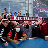 Plet Messiho do Pae sledovali fanouci PSG ped stadionem na velkoplon...