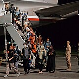 V Praze přistálo letadlo s afghánskýmu uprchlíky.