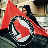 Ivan Bartoš s vlajkou Antify
