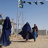 Pákistánští vojáci stojí na stráži na hranici s Afghánistánem.