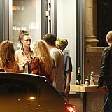 V baru v centru Prahy Cara Delevigne s pteli a spolupracovnky oslavila 29....
