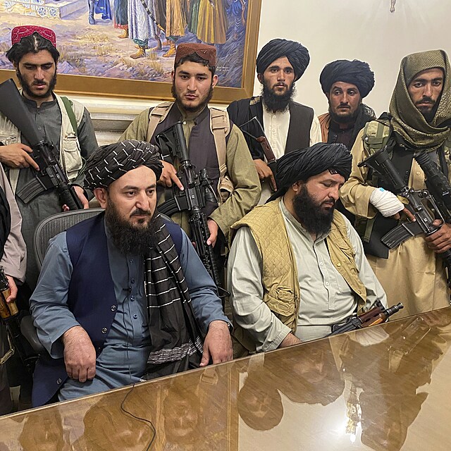 Tálibánci se hrdě fotili v prezidentské pracovně.