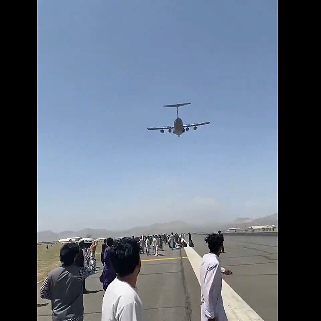 Dva lid po startu spadli z afghnskho letadla.