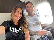 Lionel Messi piletl do Paíe s manelkou Antonellou.