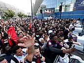 Pílet Messiho do Paíe sledovali fanouci PSG ped stadionem na velkoploné...