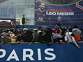 Fanou�ci PSG bou�liv� oslavují p�íchod Lionela Messiho.