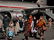 V Praze pistálo letadlo s afghánskýmu uprchlíky.