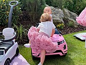 Dcera Davida LImberského dostala k narozeninám rového mini Range Rovera.
