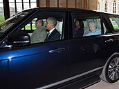 Princ Filip odvezl manele Obamovi a svou enu na obd ve Windsoru.