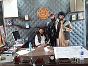 Bojovníci Tálibánu v prezidentské pracovn