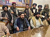 Tálibánci se hrd fotili v prezidentské pracovn.