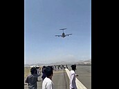 Dva lidé po startu spadli z afghánského letadla.
