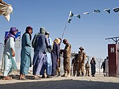 Pákistántí vojáci kontrolují doklady na hranici s Afghánistánem.