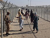 Pákinstántí vojáci na hranici s Afghánistánem