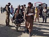 Afghántí státní písluníci se vracejí do vlasti na hraniním pechodu v...