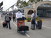 Lidé prchají z Kábulu a snaí odlett z mezinárodního letit.