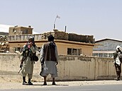 Vojáci Tálibánu u dobývají i Kábul.