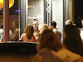 V baru v centru Prahy Cara Delevigne s páteli a spolupracovníky oslavila 29....