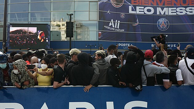 Fanouci PSG bouliv oslavuj pchod Lionela Messiho.
