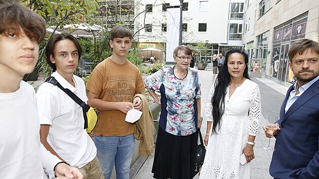 Jií Mádl s rodinou Terezy Ramby. Zleva bratranec, brati, babika a maminka.