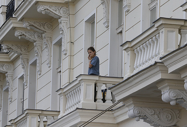 Sem tam si vyla Sra zatelefonovat na balkon.