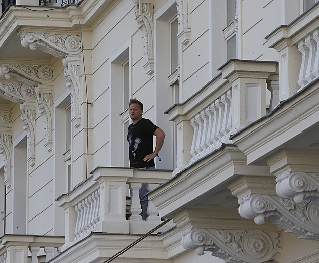 Jakub se na balkon protahoval.