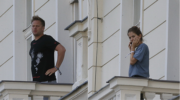 Milenci byli skoro celý den na hotelu, jen obas vyli na balkon.